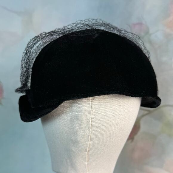 Vintage Avant Garde Black Velvet Sculptural Beaded Accent Netting Hat - Picture 6 of 6